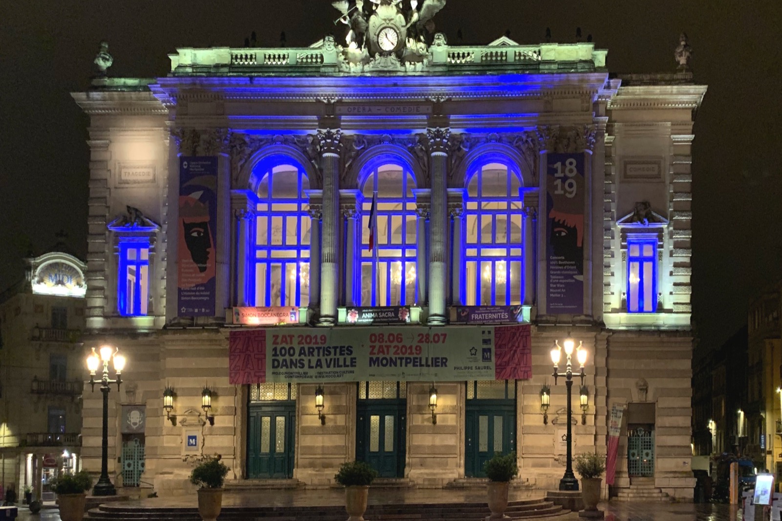 La facade illuminee de l Opera Comedie, place de la Comedie a Montpellier, de nuit